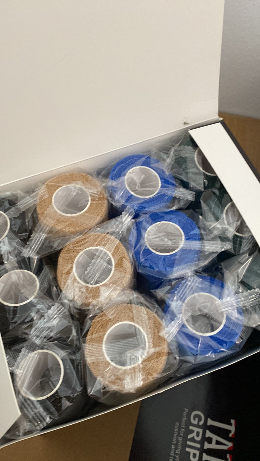 Photograph of a waterproof elastic band box containing a 5 cm wide, 4.5 meters long elastic band. The box is prominently displayed, showcasing its waterproof feature and the dimensions of the elastic band inside.